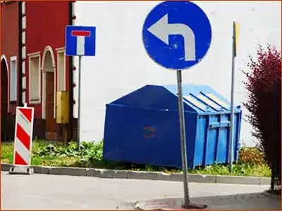 nakaz skrętu w lewo za znakiem